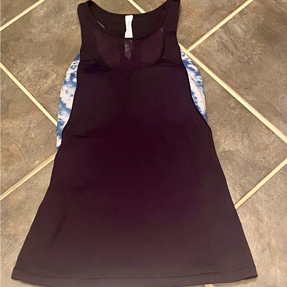 Lululemon Mesh With Me Tank Size 4 - fits more like a 2